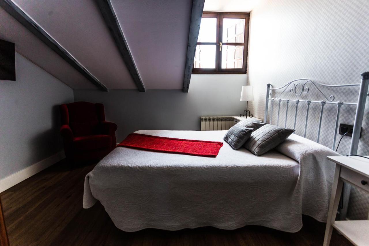 Posada Real La Montanesa Corrales De Buelna Exteriör bild